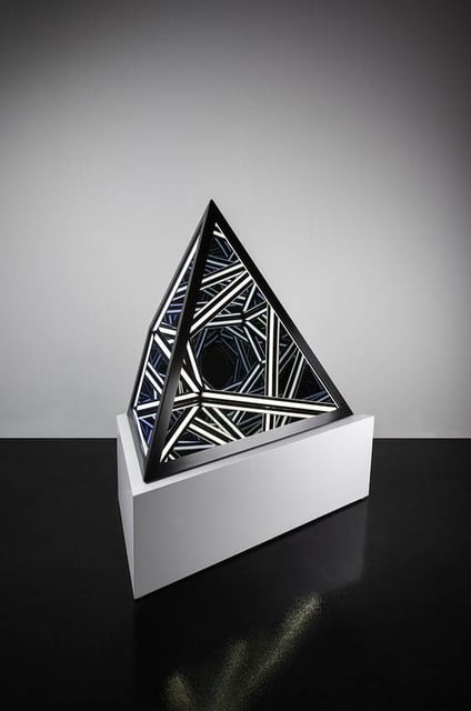 Centro de mesa personalizado fabricados con aclilico marcados en laser y luces led RGB, ideal para resaltar el eventos.