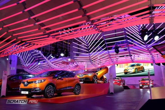 Decoracion de techo con tubos led para stand comercial de expo dell