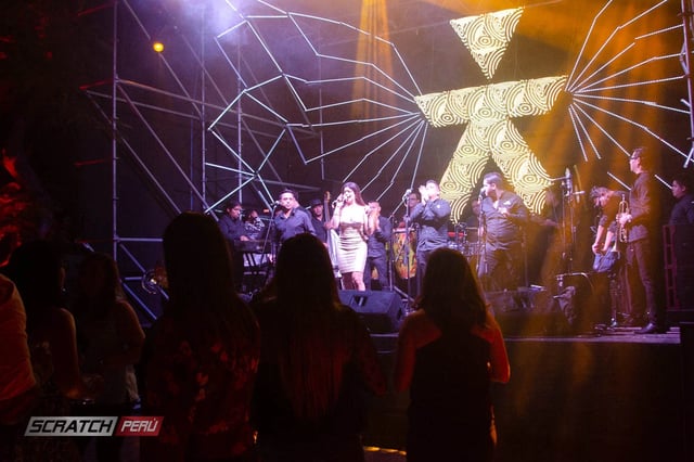 Pantallas triangulares para dj, que reproducen videos de manera online