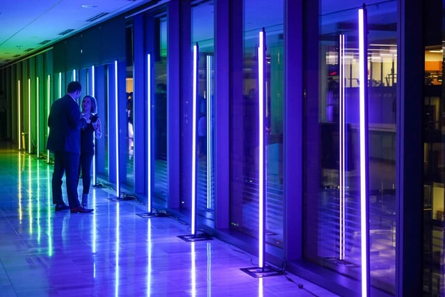 Tubos neon para creat formas y decorar eventos, controlados por computadora con madrix 5