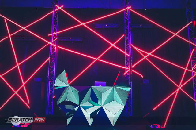Cono gigante hecho con tubos led