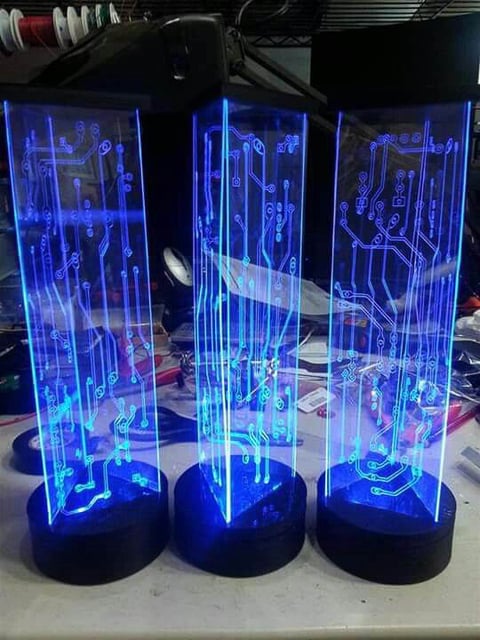 Centro de mesa personalizado fabricados con aclilico marcados en laser y luces led RGB, ideal para resaltar el eventos.
