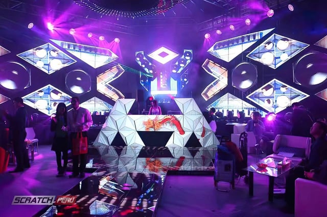 Pantallas triangulares para dj, que reproducen videos de manera online