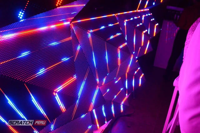 Pantallas triangulares para dj, que reproducen videos de manera online