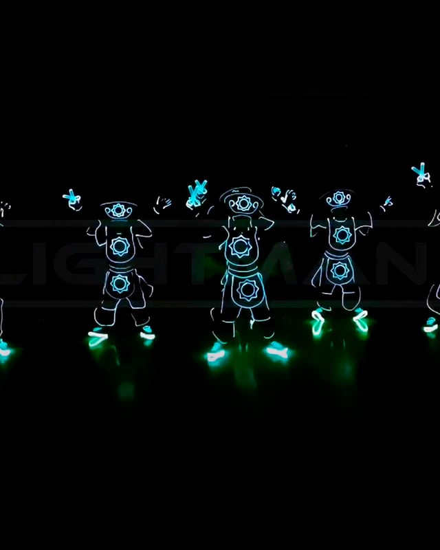 Bailarines Lightman con trajes LED en la presentación de Hyundai Venue