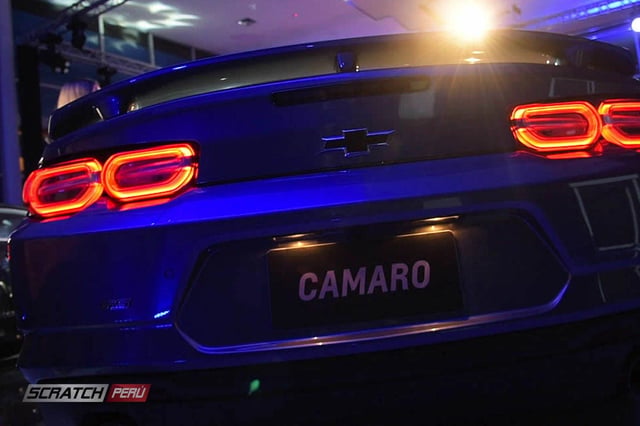 Instalacion de pisos video led p10 en la presentacion del chevrolet camaro ss 2020