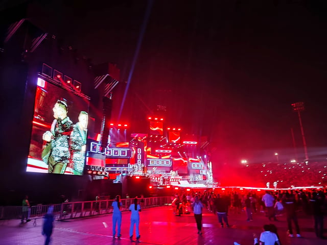 Equipo de SCRATCH PERÚ instalando mini píxeles para delinear todo el escenario antes del concierto del 50 aniversario de Grupo 5.