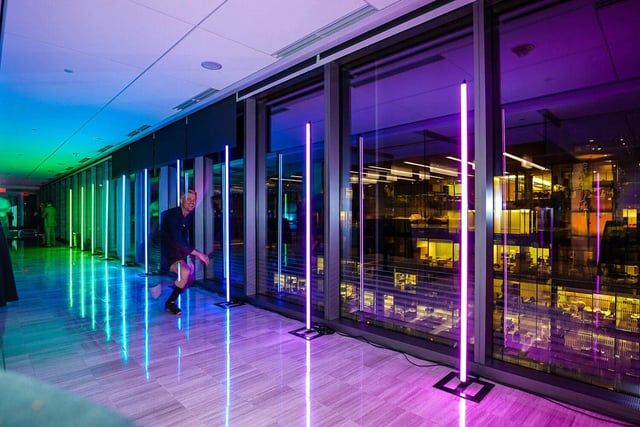 Tubos neon para creat formas y decorar eventos, controlados por computadora con madrix 5