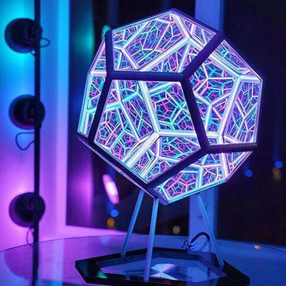 Centro de mesa personalizado fabricados con aclilico marcados en laser y luces led RGB, ideal para resaltar el eventos.