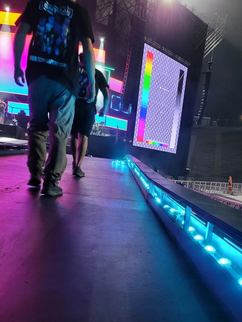 Módulos cuadrados delineados de píxeles LED controlados durante el montaje del escenario del concierto del 50 aniversario de Grupo 5.