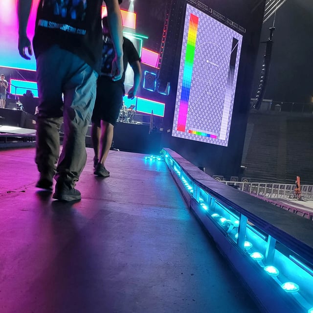 Módulos cuadrados delineados de píxeles LED controlados durante el montaje del escenario del concierto del 50 aniversario de Grupo 5.