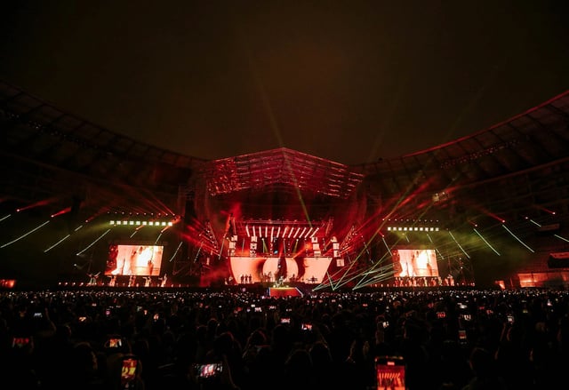 Escenario color rojo del concierto en lima peru