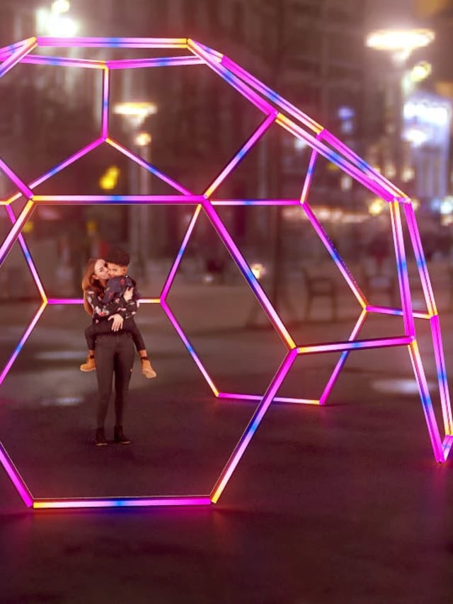 Esfera hexagonal neon led RGB controlada con madrix, ideal para zona de experiencias