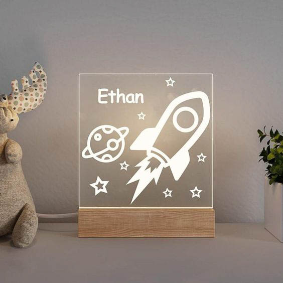 Centro de mesa personalizado fabricados con aclilico marcados en laser y luces led RGB, ideal para resaltar el eventos.