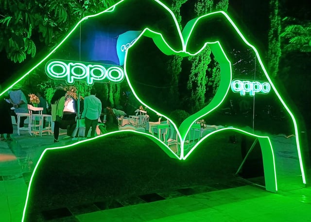 Manos con neón led en forma de corazon para fotografias y contenido para redes sociales