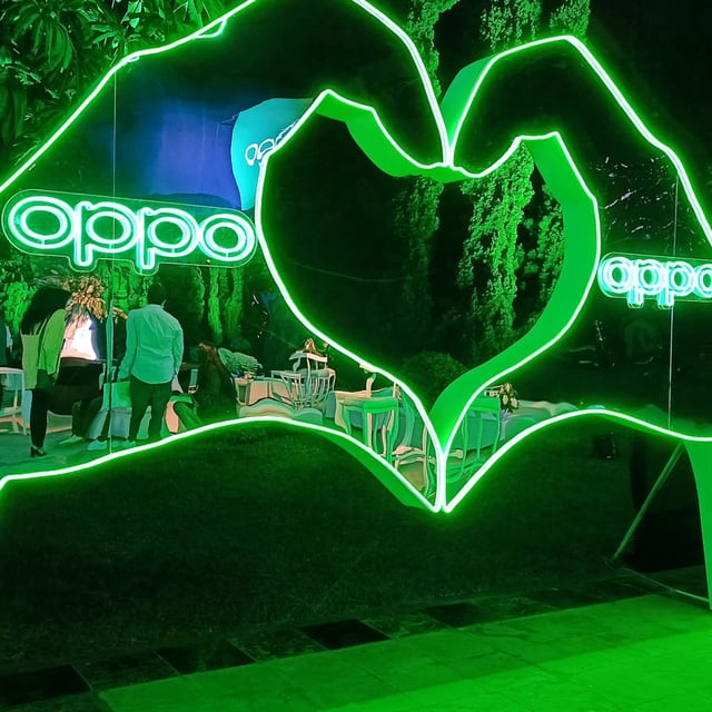 Manos con neón led en forma de corazon para fotografias y contenido para redes sociales