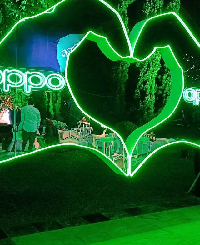 Manos con neón led en forma de corazon para fotografias y contenido para redes sociales