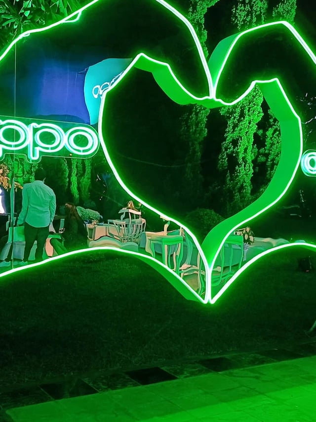Manos con neón led en forma de corazon para fotografias y contenido para redes sociales