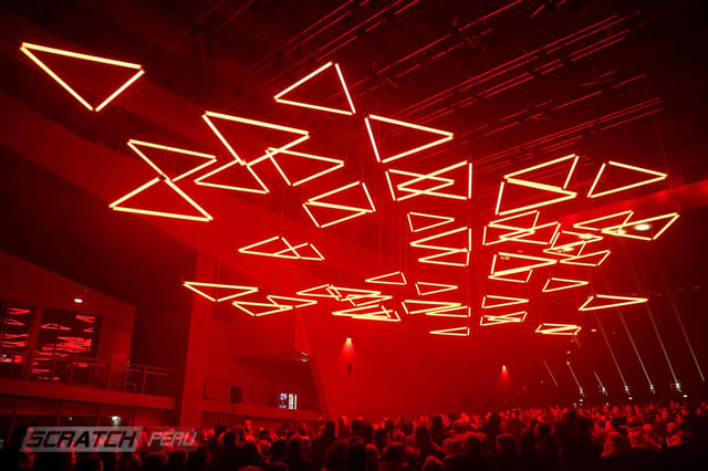 Kinetic lights, luces cineticas para decoracion del techo con triangulos de tubos neon led RGB