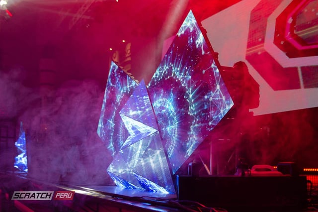 Pantallas triangulares para dj, que reproducen videos de manera online
