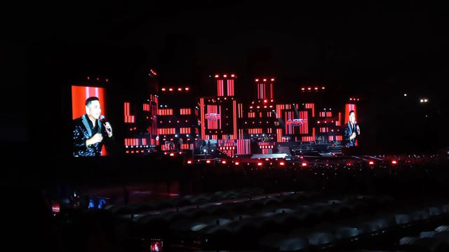 Escenario encendido de color rojo, pruebas un día antes del concierto del 50 aniversario de Grupo 5 en el Estadio San Marcos.