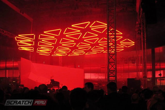 Kinetic lights, luces cineticas para decoracion del techo con triangulos de tubos neon led RGB