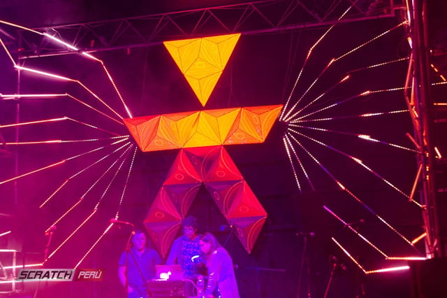Pantallas triangulares para dj, que reproducen videos de manera online