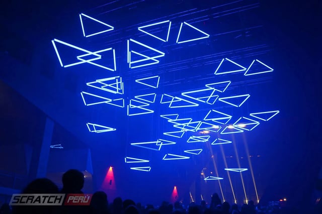 Kinetic lights, luces cineticas para decoracion del techo con triangulos de tubos neon led RGB