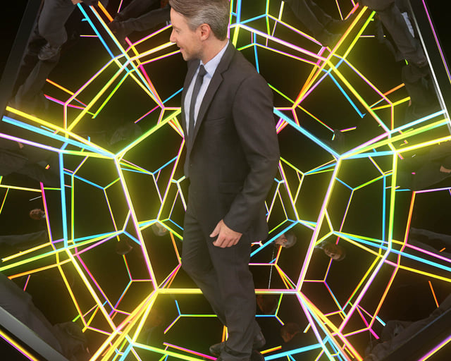 Imagen del Dodecaedro de dos metros de diámetro iluminado desde su interior con luces pixel led y sus 12 caras de cristal reflectivo, creando una sensación de profundidad infinita.