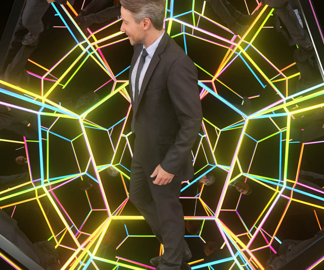 Imagen del Dodecaedro de dos metros de diámetro iluminado desde su interior con luces pixel led y sus 12 caras de cristal reflectivo, creando una sensación de profundidad infinita.