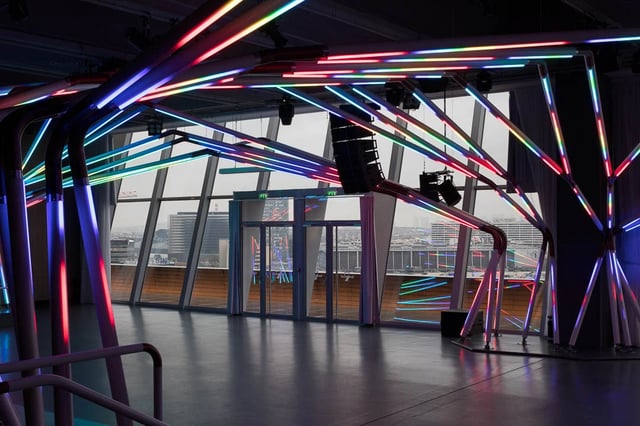 Estructura toldo con luces led color RGB controladas con madrix lighting 5
