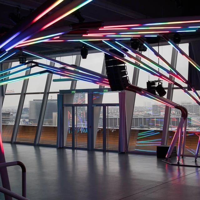 Estructura toldo con luces led color RGB controladas con madrix lighting 5