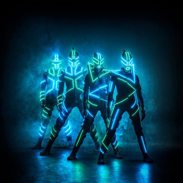 Grupo de bailarines Powerman con trajes de neón LED azul