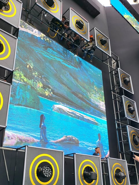 Escenario durante las pruebas un día antes del evento del 50 aniversario de Grupo 5 en el Estadio San Marcos.