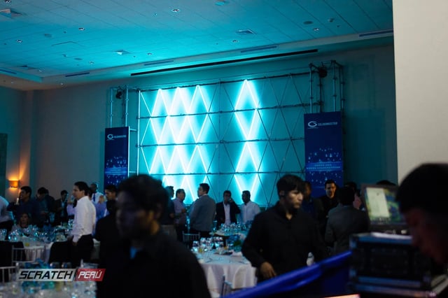 Mural de tubos led neon en el aniversario de Hyundai