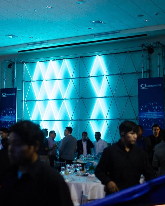 Mural de tubos led neon en el aniversario de Hyundai