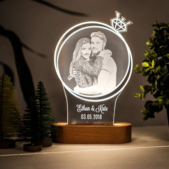 Centro de mesa personalizado fabricados con aclilico marcados en laser y luces led RGB, ideal para resaltar el eventos.