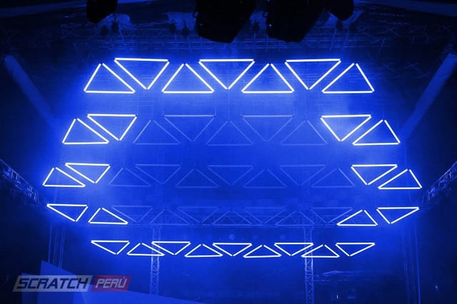 Kinetic lights, luces cineticas para decoracion del techo con triangulos de tubos neon led RGB