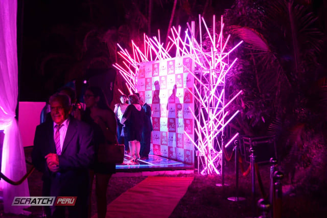 Zona de fotos con tubos led y piso video que soporta el peso de un auto