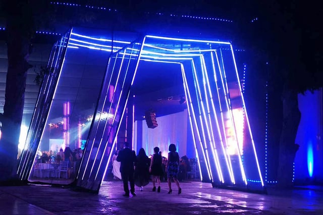 Entrada a toldo de eventos decorada con cinta led RGB madix