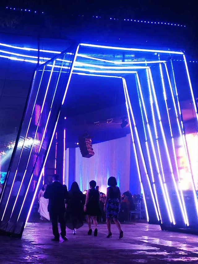 Entrada a toldo de eventos decorada con cinta led RGB madix