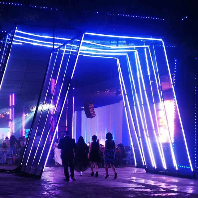 Entrada a toldo de eventos decorada con cinta led RGB madix