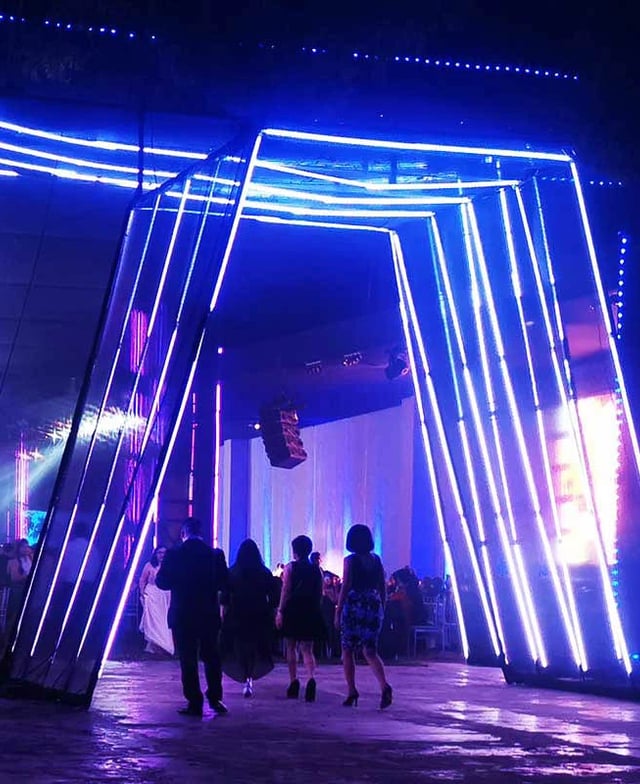 Entrada a toldo de eventos decorada con cinta led RGB madix