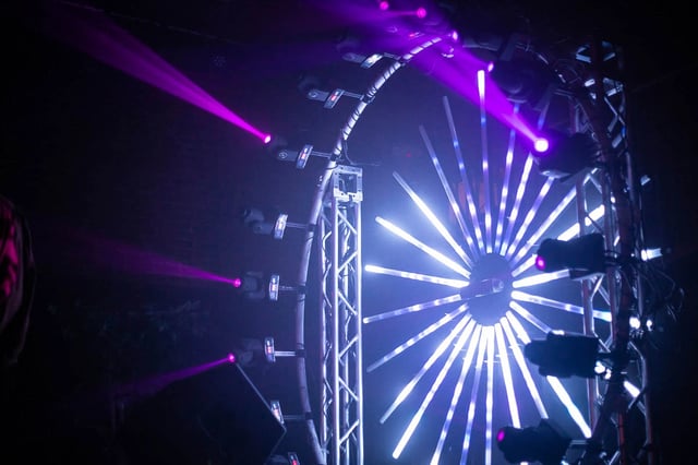 Tubos neon para creat formas y decorar eventos, controlados por computadora con madrix 5