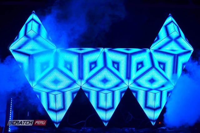 Pantallas triangulares para dj, que reproducen videos de manera online