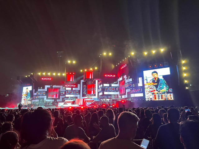 Escenario de 50 metros de largo durante el concierto del 50 aniversario de Grupo 5 en el Estadio San Marcos.