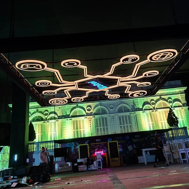 Diseño de circuito neon led hecho en acrilico
