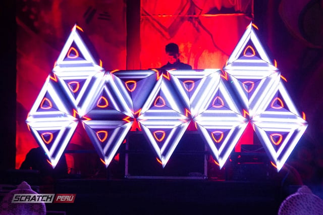 Pantallas triangulares para dj, que reproducen videos de manera online