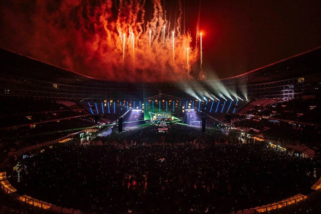 Estadio nacional centro de lima peru, fuegos artificiales con bandera de peru