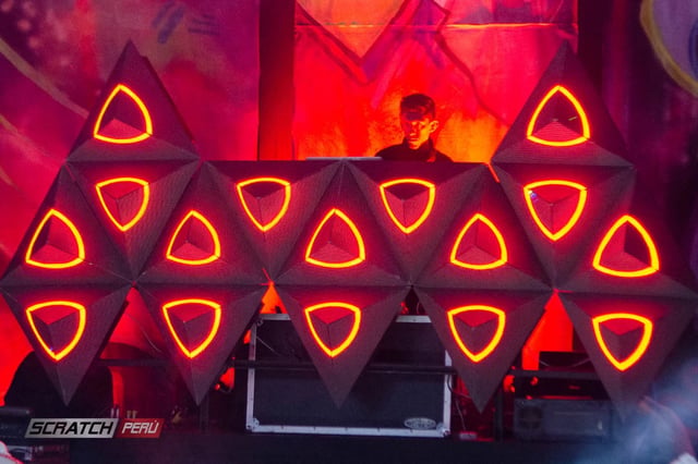 Pantallas triangulares para dj, que reproducen videos de manera online